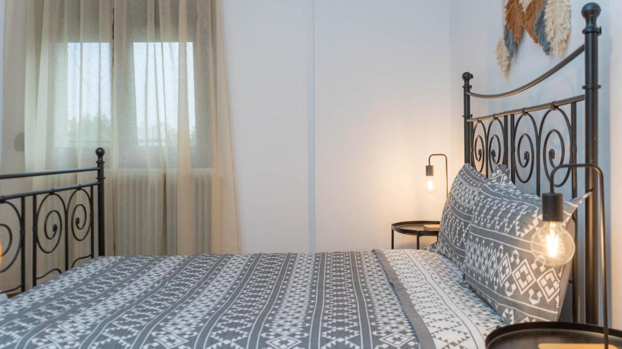 Postmans Apartment Under Meteora カランバカ エクステリア 写真
