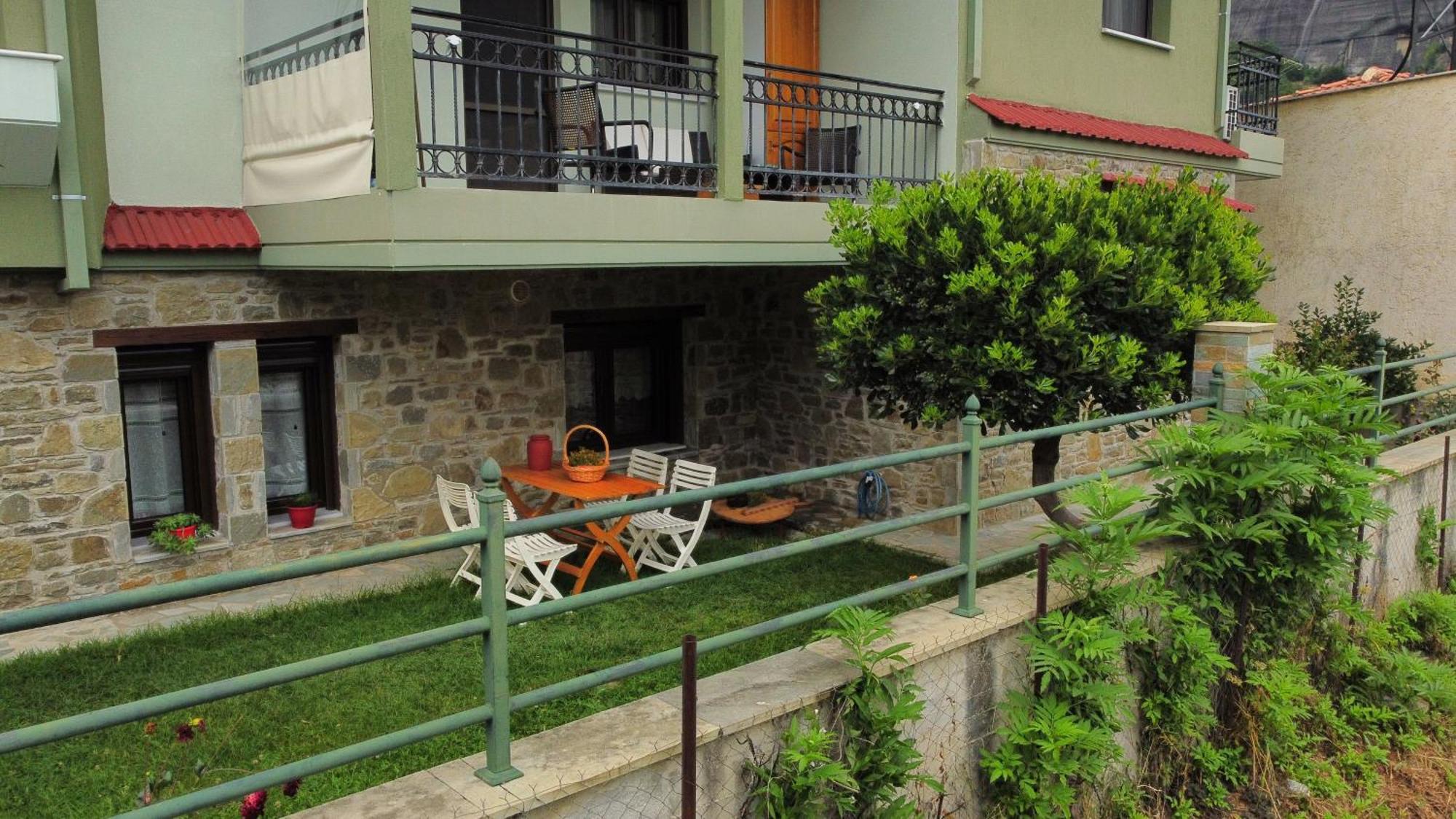 Postmans Apartment Under Meteora カランバカ エクステリア 写真